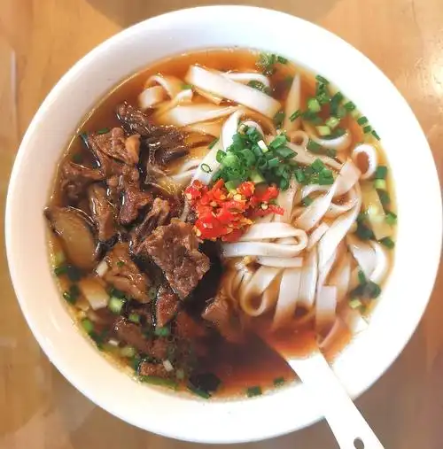 17 :今天在上海吃了湖南米粉,点了一碗牛腩粉和杂酱粉,个人觉得没有