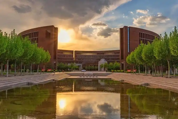 国内院校与国外大学合办的mba,在上海代表性的有复旦与麻省理工斯隆商