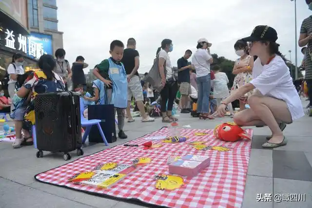 在"儿童跳蚤市场"现场,孩子们集中精力守卫着他们摊位的门.