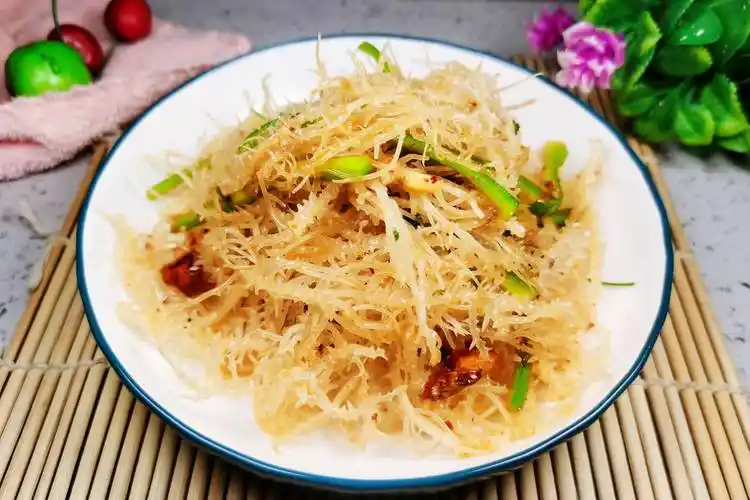 春天,我常做这菜,食材泡好后加料拌一拌,好吃营养,清爽嘎嘣脆_龙须菜