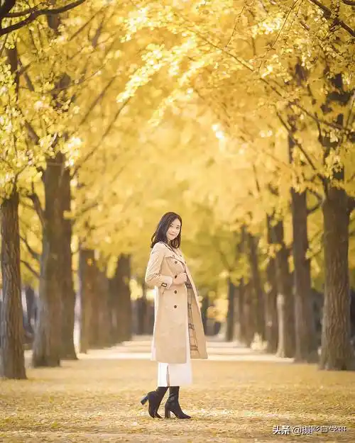 12个户外拍摄姿势展现女人的自信大方引领潮流