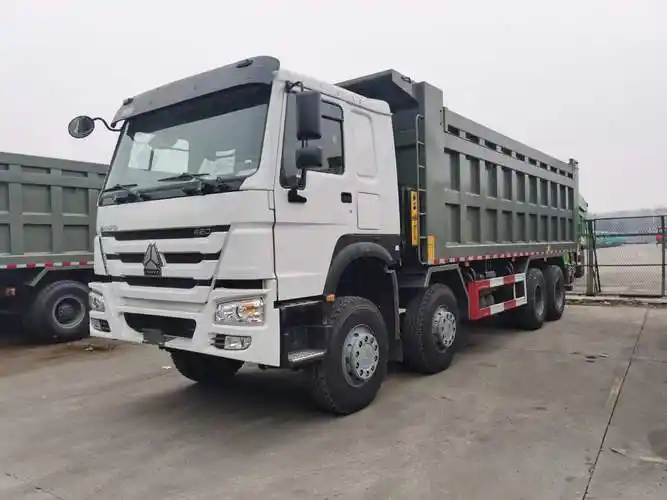 重汽出口版豪沃7.5米自卸车白色