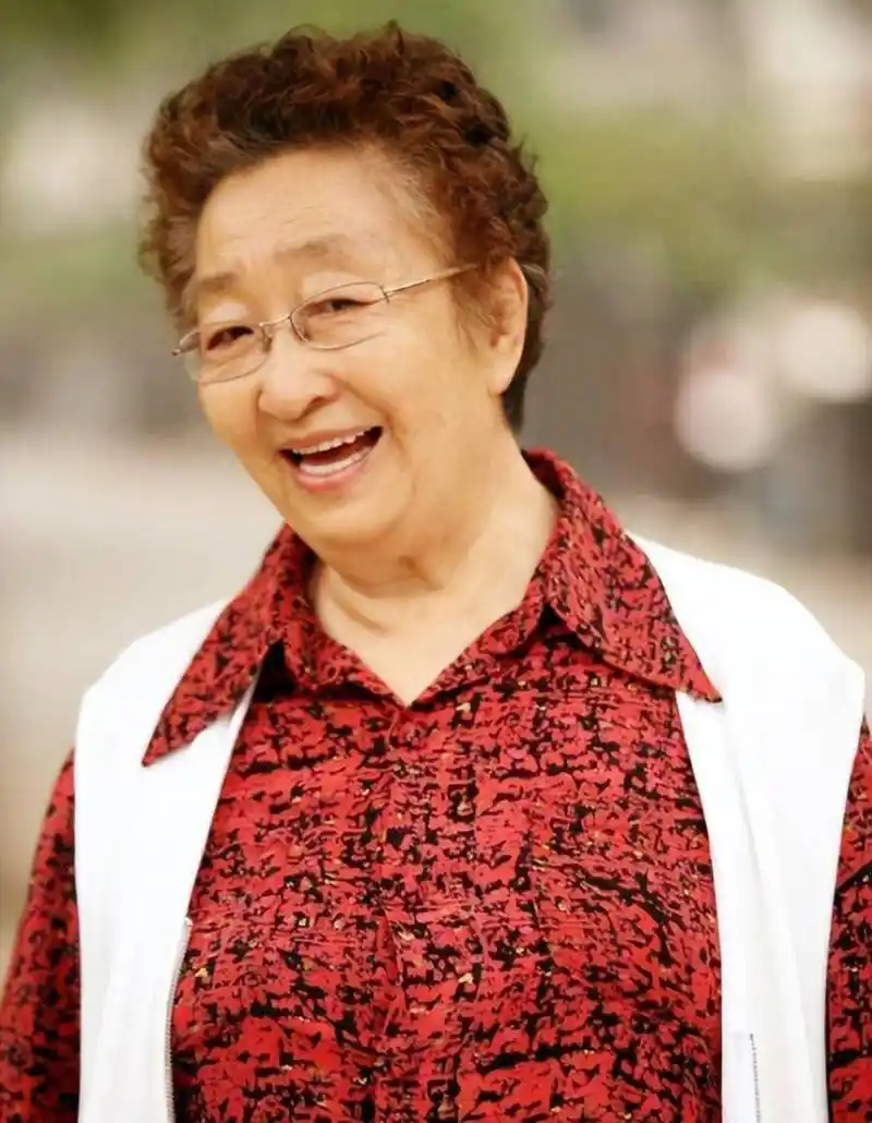 彭玉,90岁著名演员,近照曝光精神矍铄.