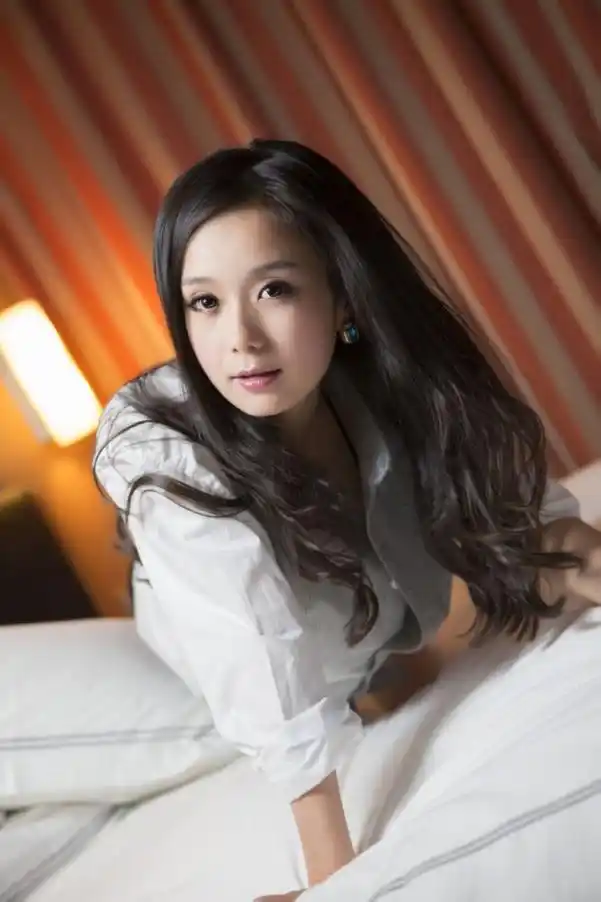 居家少妇床上勾魂自拍清纯漂亮的脸蛋