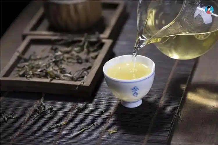 4,分杯: 将茶汤从公道杯中倒入品茗杯,即可品饮.