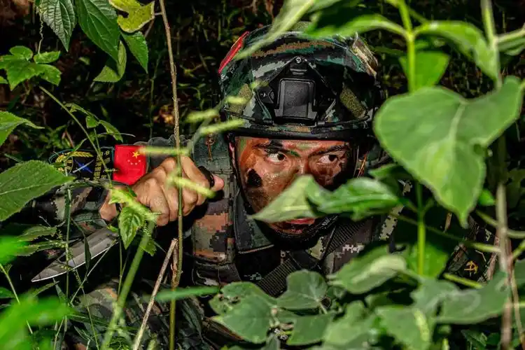 迷彩的色块绿色,棕色,黑色迷彩妆今天,我们一起来看看军人的"妆容"有