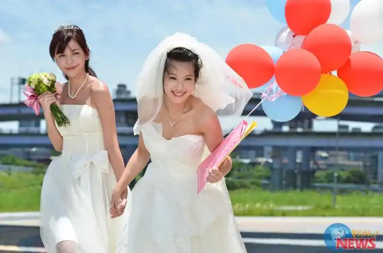 「螺丝小姐」拍浪漫画面 赖雅妍,李毓芬艳阳下穿婚纱奔跑