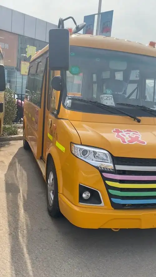 全新国六彩虹版五菱校车,19座幼儿园校车,汽油,带空调.