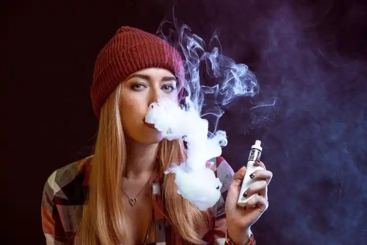 电子香烟的女人图片-黑色背景下吸香烟的女人素材-高清图片-摄影照片