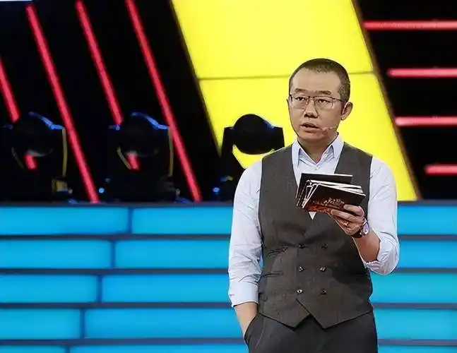 45岁涂磊当街踹人,表情凶狠大双眼,网友直言人品不行_观众_节目_职业