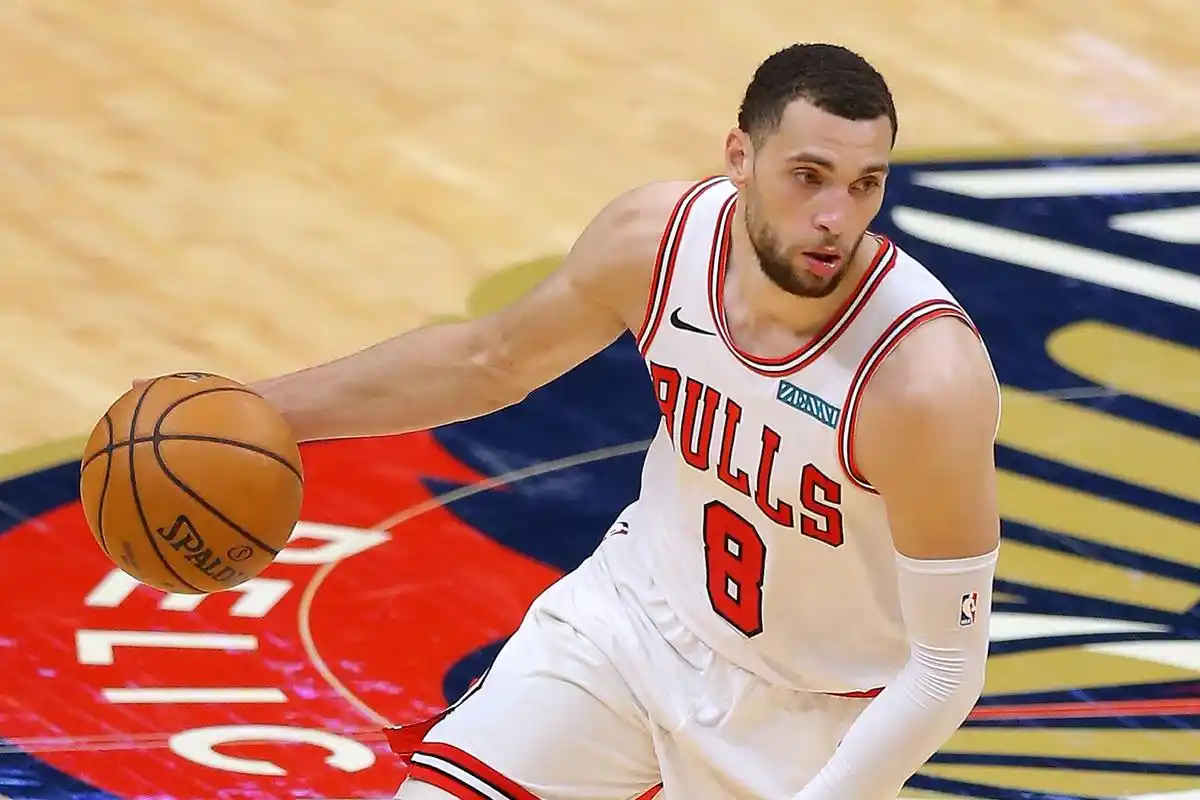 【nba】疯狂女粉丝围堵拉文家门,结果被警察带走