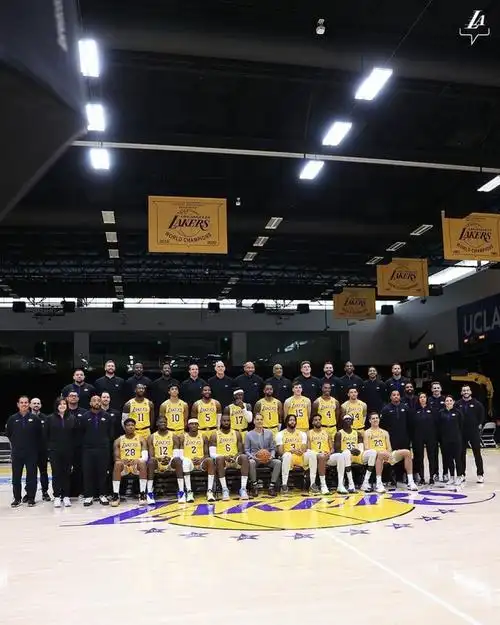 湖人全队大合影出炉:詹皇领衔佩总c位抱球 施罗德大笑浓眉强颜欢笑_腾