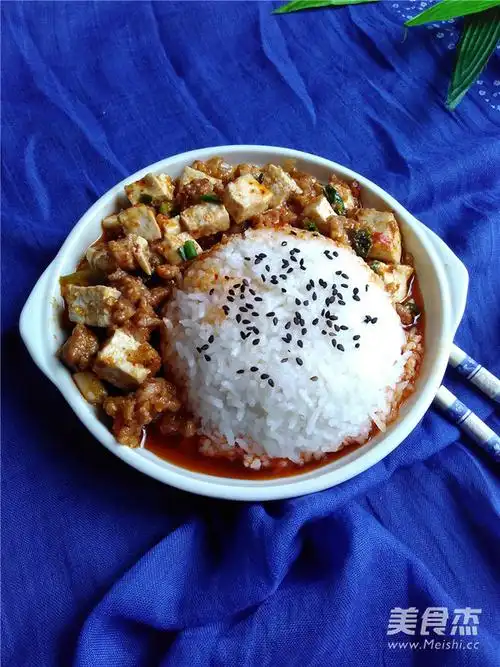 【烂肉豆腐盖浇饭的做法,烂肉豆腐盖浇饭的家常做法】美食杰菜谱做法