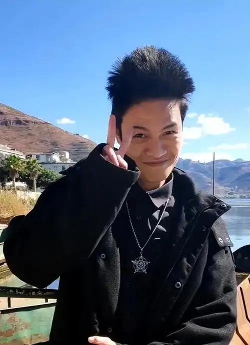 "杀马特鼻祖"罗福兴:曾刷爆qq空间引领潮流,如今29岁怎样了?