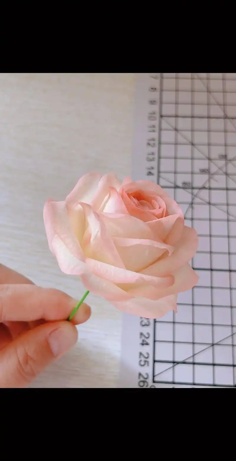 8秒教你 粘土艾莎玫瑰.#玫瑰 #艾莎玫瑰 #超轻粘土 #手 - 抖音