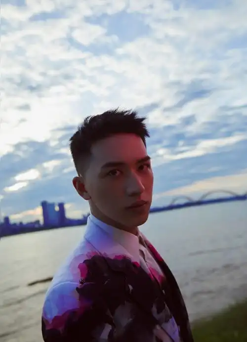 instyle大明星#@许魏洲zz最新look曝光,身穿泼墨扎染西装,寸头造星邋