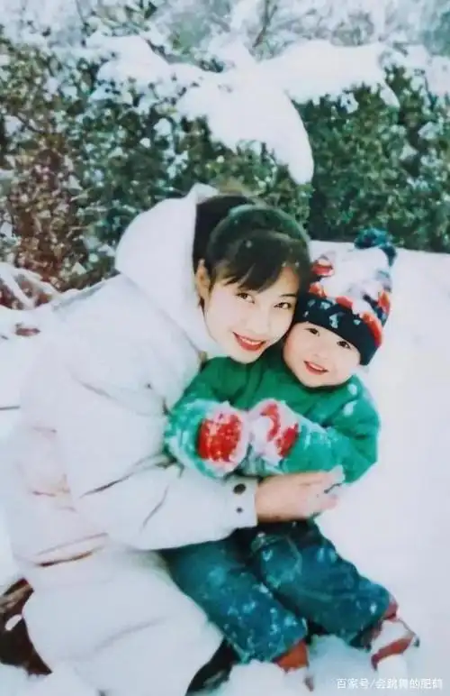 王一博父亲节晒爸爸年轻时弹吉他的照片,一家子都是高颜值