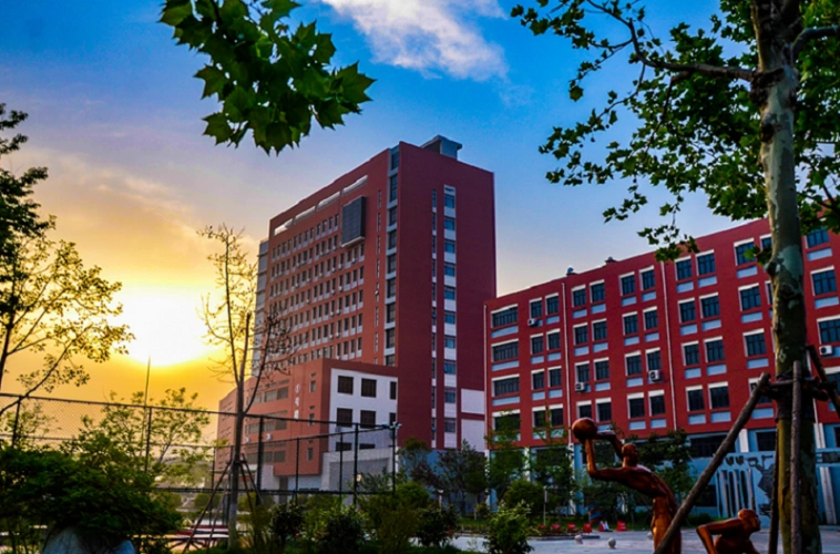 【名校巡礼】国学素养和科技创新齐头并进--青岛六十七中