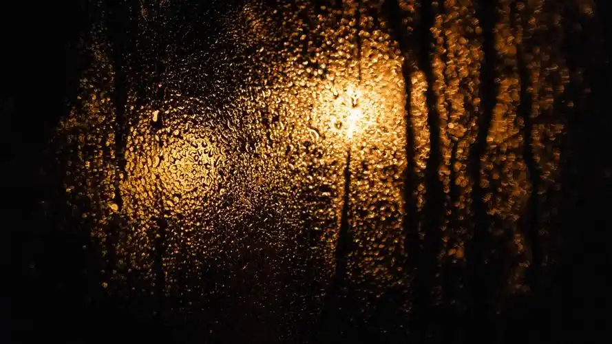 雨天窗户唯美雨滴图片桌面壁纸