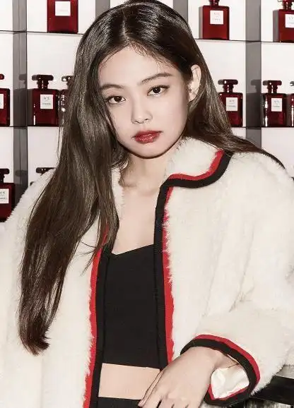 "人间香奈儿"jennie亮相活动,涂大红唇霸气十足,美哭