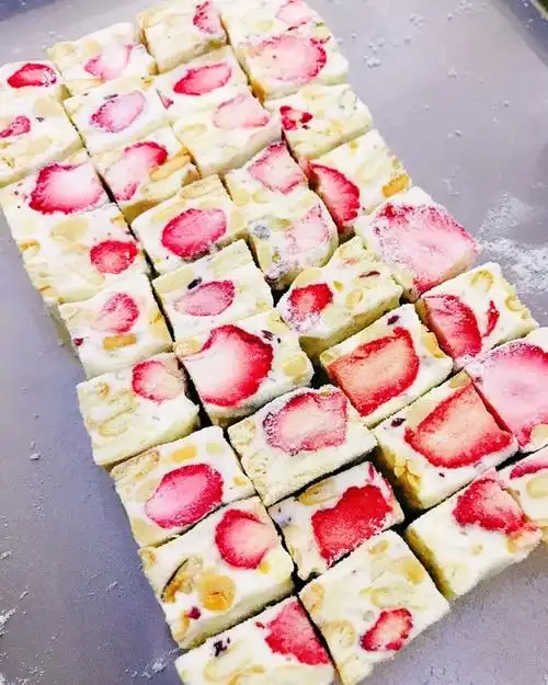 爱美食爱生活的mi做的草莓雪花酥