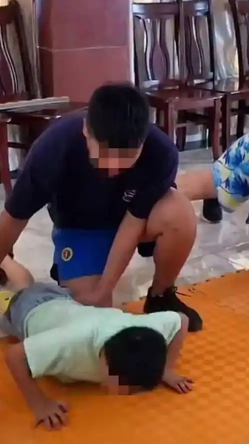 宜宾一小男孩总是朝老师同学竖中指,背后原因令人……_侄子_女士_孩子