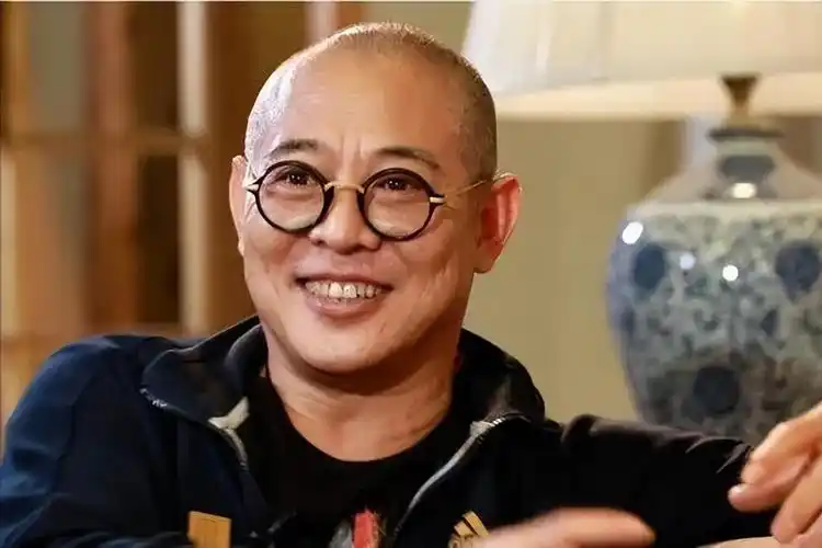 作为武打明星,李连杰在年轻时就因为工作时常受伤,而这种病痛到了晚年