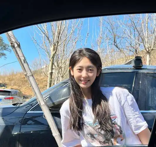 邢菲出行随拍素颜肤白貌美少女感十足笑眼弯弯灵气十足