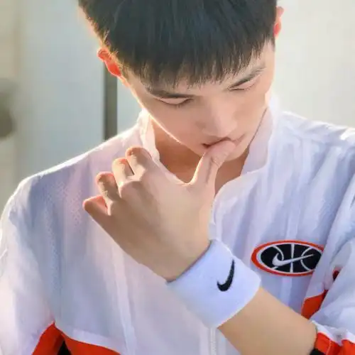 冷酷男神韩系帅哥头像男生