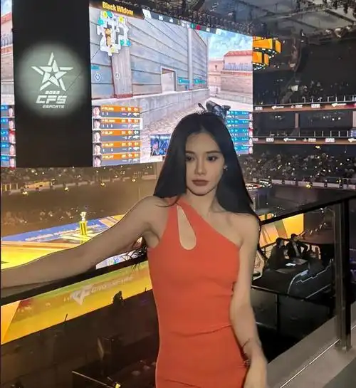 美娜现场观战湖人23号小背心很性感年入百万仍单身