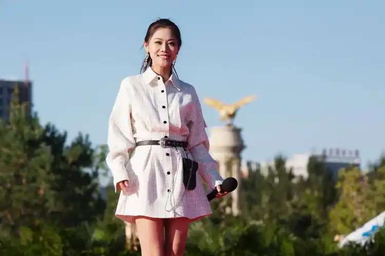 近日,中国内陆女歌手,词曲唱作人,制作人梦然受邀参加央视《唱响新