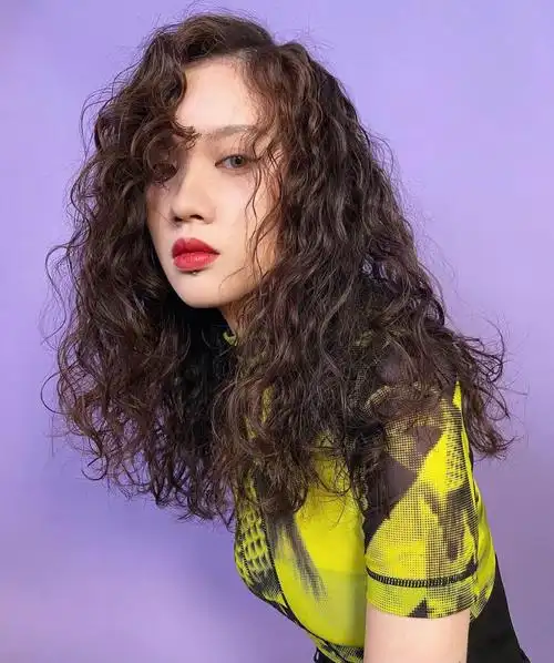 小卷烫发是很多人不敢尝试的发型也是很多女生想要挑战的发型小卷可以