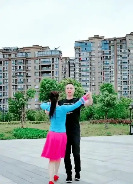 交谊舞 #慢三步 《黄玫瑰》今天的晨练小助手