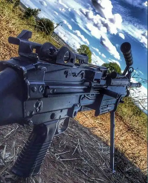 它还修改成为标准的mg15和mg17德国航空机枪,也导致mg34和mg42的出现