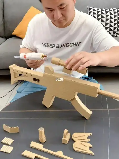 用废纸箱自制玩具枪幼儿园小朋友都惊呆了