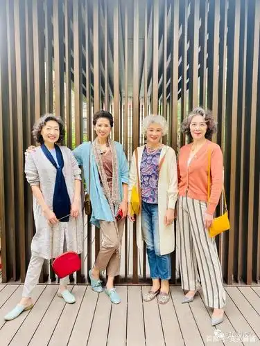 岁月从不败美人!四位68岁时尚奶奶穿旗袍的模样,美的惊艳了时光