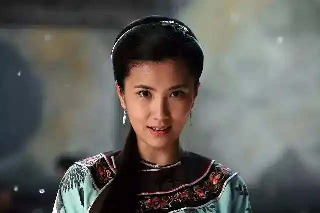 2008年,边潇潇与杨立新搭档主演袁炜执导的古装剧《漕运码头》.