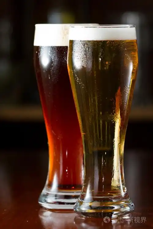 在一家酒吧的啤酒