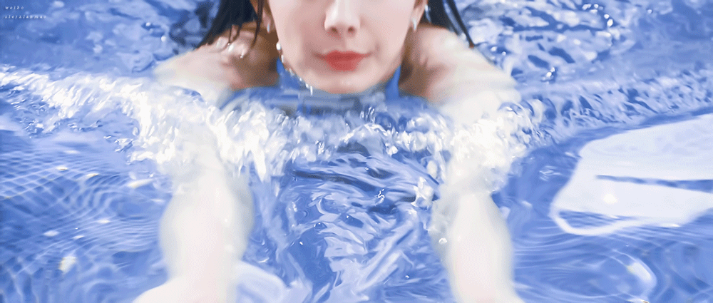 【安利】杨幂八星抱喜游泳动图