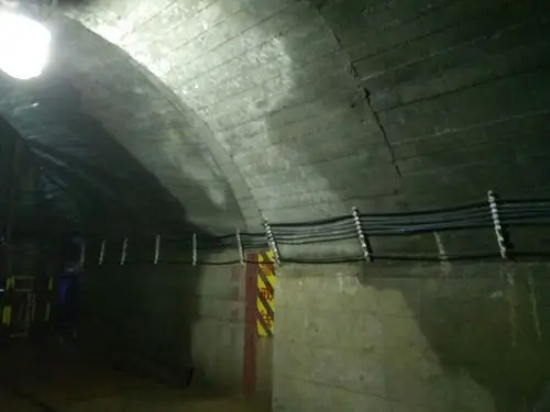 井下马头门规范悬挂的电线电缆及乘罐警戒线标识牌