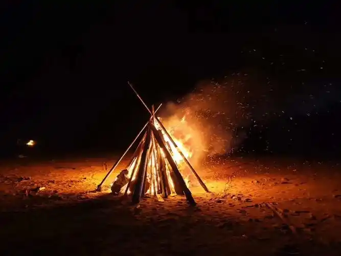 沙滩篝火美轮美奂,伴随着音乐高歌,热舞尽情狂欢.