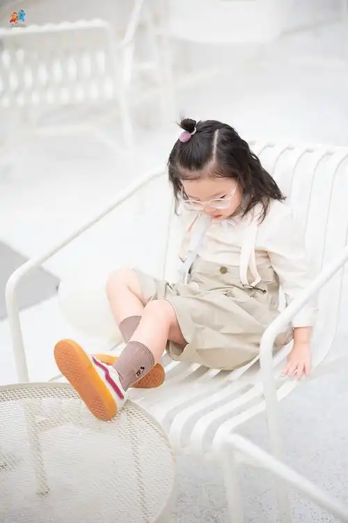 翘起可爱小脚脚