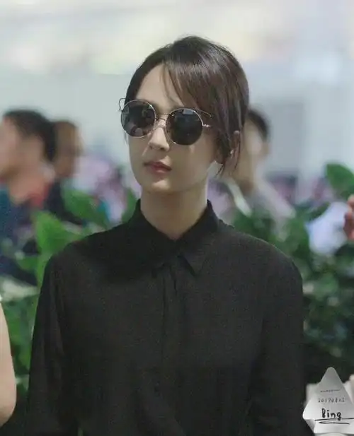 戴眼镜都这么可爱的嘛786178#杨紫光圈墨镜随拍##杨紫黑白酷飒