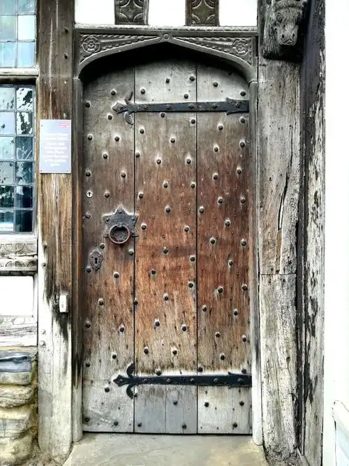 约翰-哈佛故居的老旧木门
