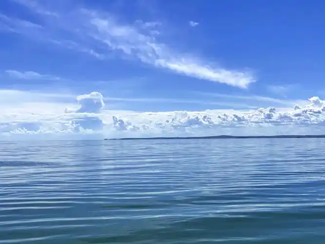 宁静的湖面,碧波轻轻荡漾.