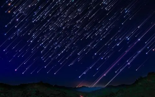 夜空下最美的流星雨