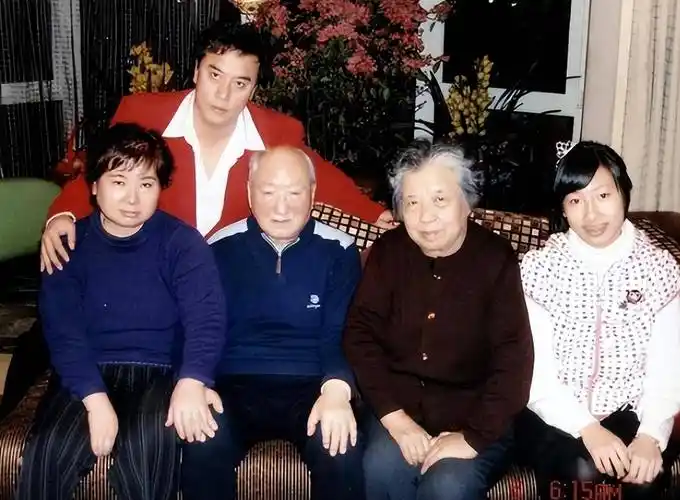 老丈人是影帝,姐夫陈佩斯,女儿貌美如花,曾红遍全国的他太低调_张山