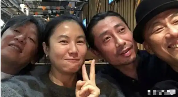 55岁窦唯罕见露面,秃顶颓废无人能认,王菲当年却愿意为他倒尿盆