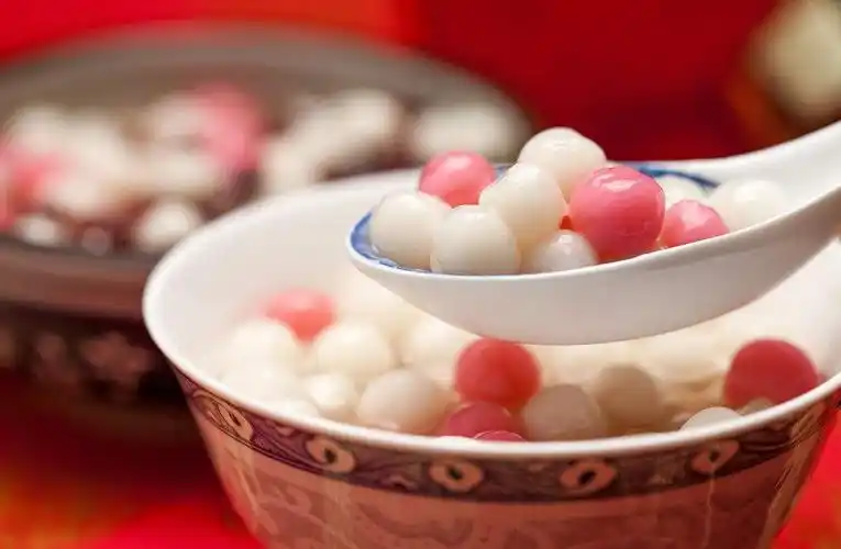 p>元宵是中国汉族传统小吃之一,属于节日食俗.