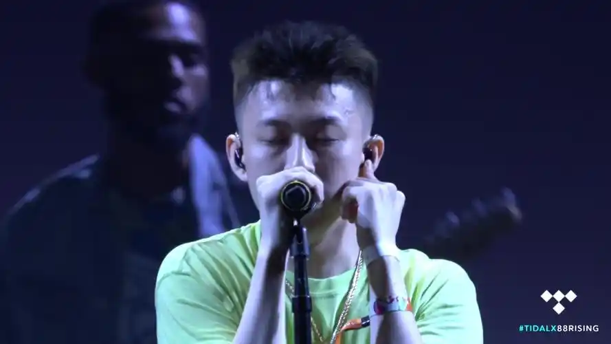 唱情歌得七哥你爱了吗?rich brian - drive safe (live)
